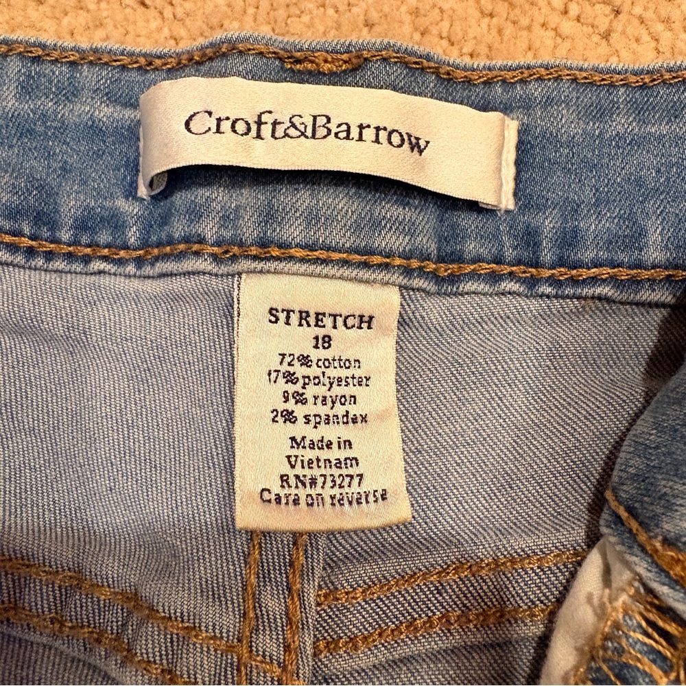 Croft Barrow Bermuda Blue Denim Jean Shorts Womens Size 18 Light Wash Stretch - Picture 4 of 8